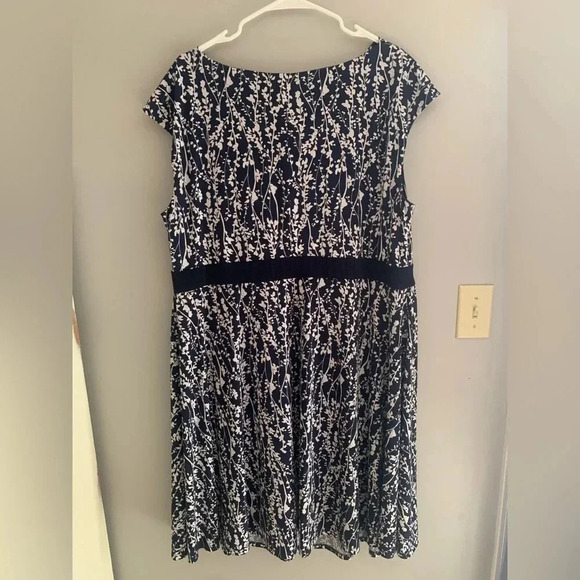 Woman’s Jessica Howard Vintage Navy &White Floral MIDI Stretch Jersey Plus Dress - Picture 8 of 12